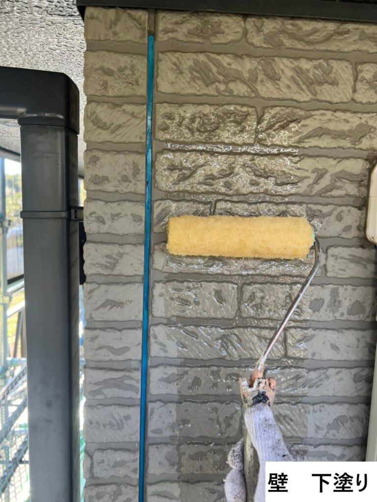 外壁の下塗りを行います。<br />
下塗りは外壁材と中塗り・上塗り塗料との接着力を強め、耐久性に優れた外壁塗膜を作り出す、大切な工程です。